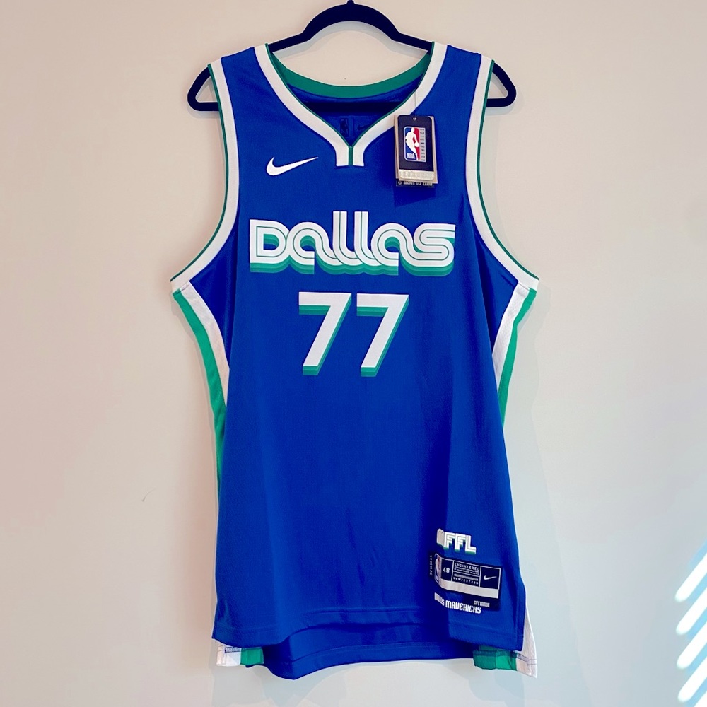 Nike NBA Dallas Mavericks Mens Jersey Luka Doncic 2022-2023 Season
